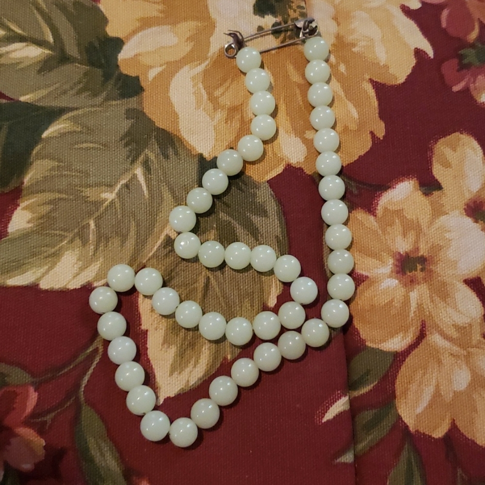 Glow in the dark glass beads